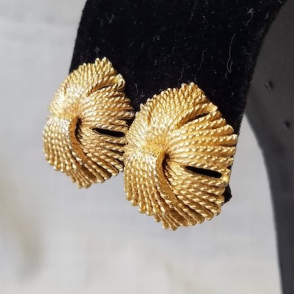 Vintage Monet "Cordelia" Demi Parure set Pin and Clip on Earrings - Picture 5 of 14